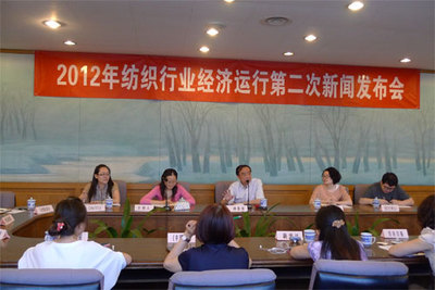 1-4月全国限额以上企业服装鞋帽、针纺织品零售额同比增长15.6%，消费市场稳步复苏